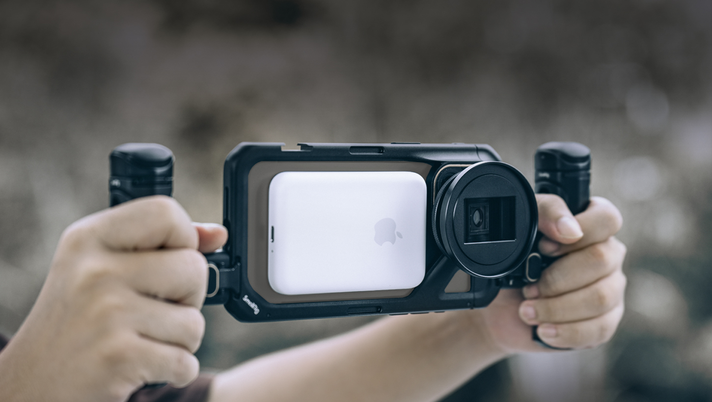 CATEGORY/Phone Rigs/Phone Cages iPhone 15 Pro Video Cage | M-Mount & MagSafe Rig | SmallRig-For Brands:Apple/For Models:iPhone 15 Pro/SKU:4396/Package Weight (kg):0.19/