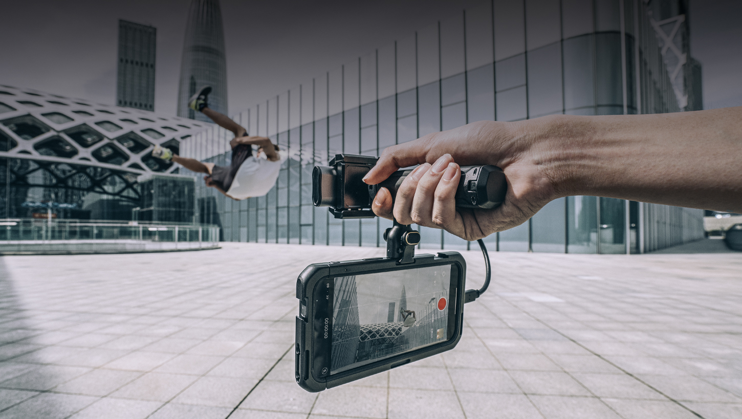 CATEGORY/Phone Rigs/Phone Cages iPhone 15 Pro Video Cage | M-Mount & MagSafe Rig | SmallRig-For Brands:Apple/For Models:iPhone 15 Pro/SKU:4396/Package Weight (kg):0.19/