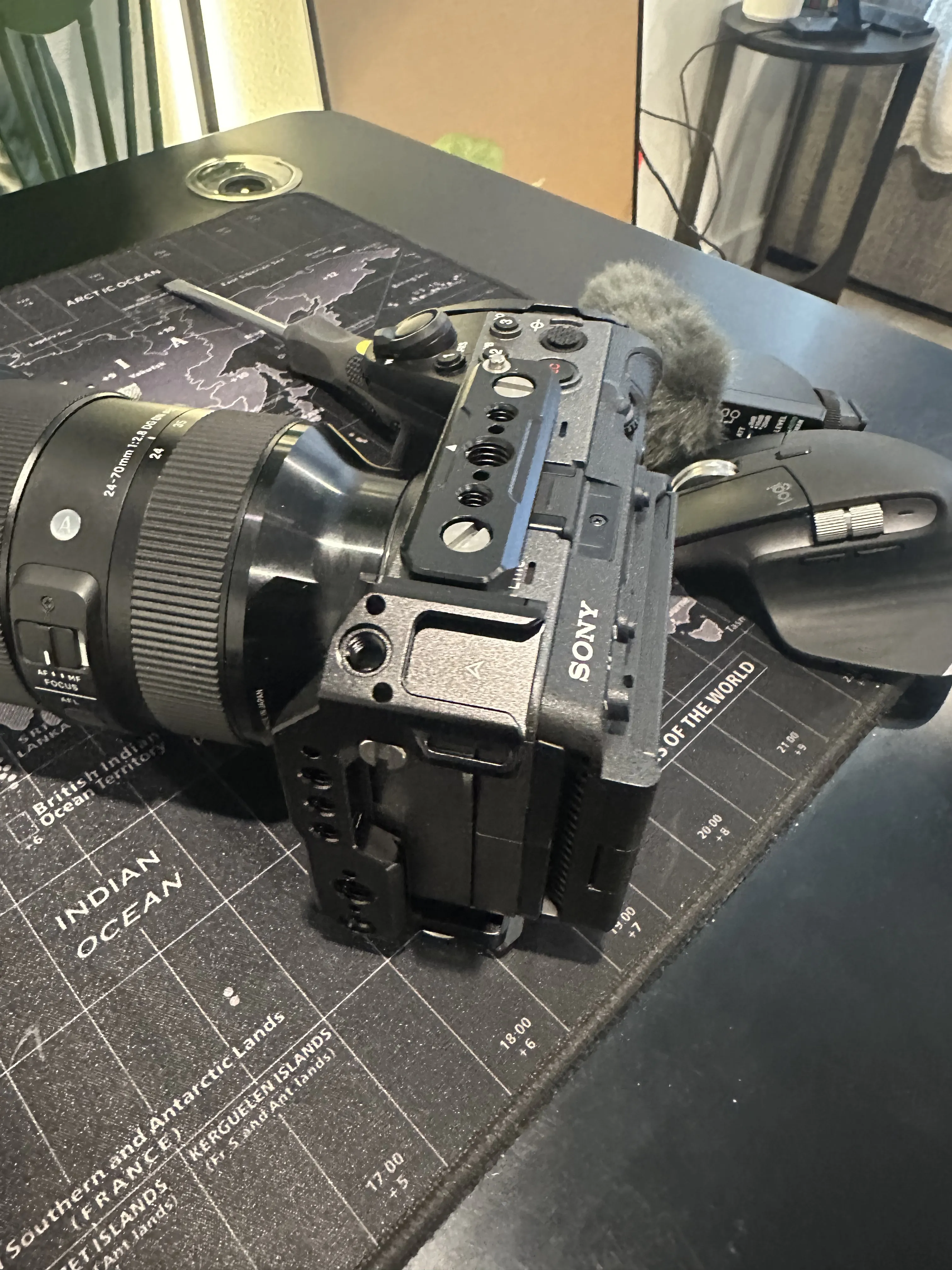 smallrig fx30 カメラケージ　SR4183 Amazon.com : SmallRig Cage for Sony FX30 FX3 with Cable