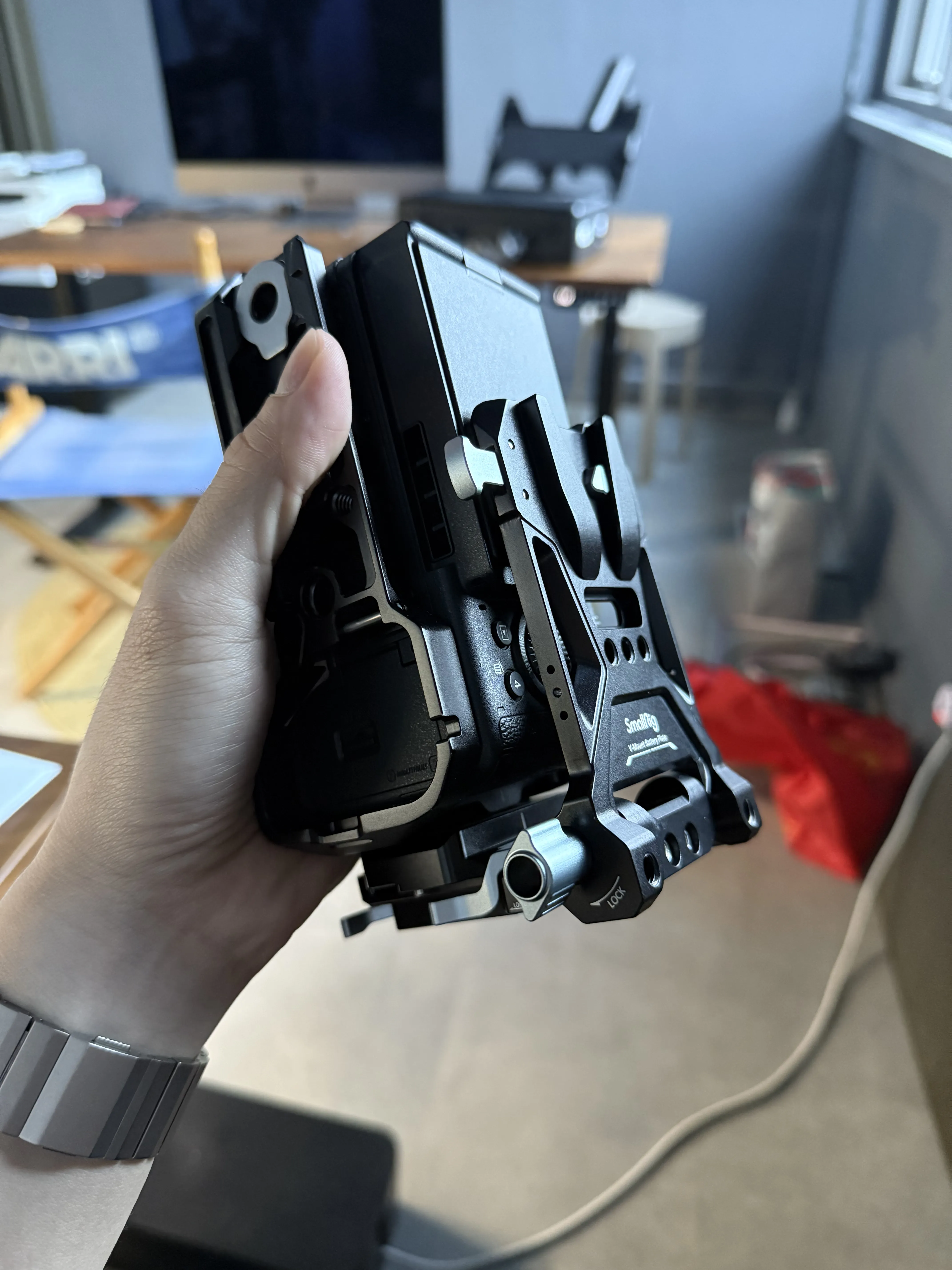 Compact V-Mount Battery Mounting System Compact V-Mount Battery Mounting System