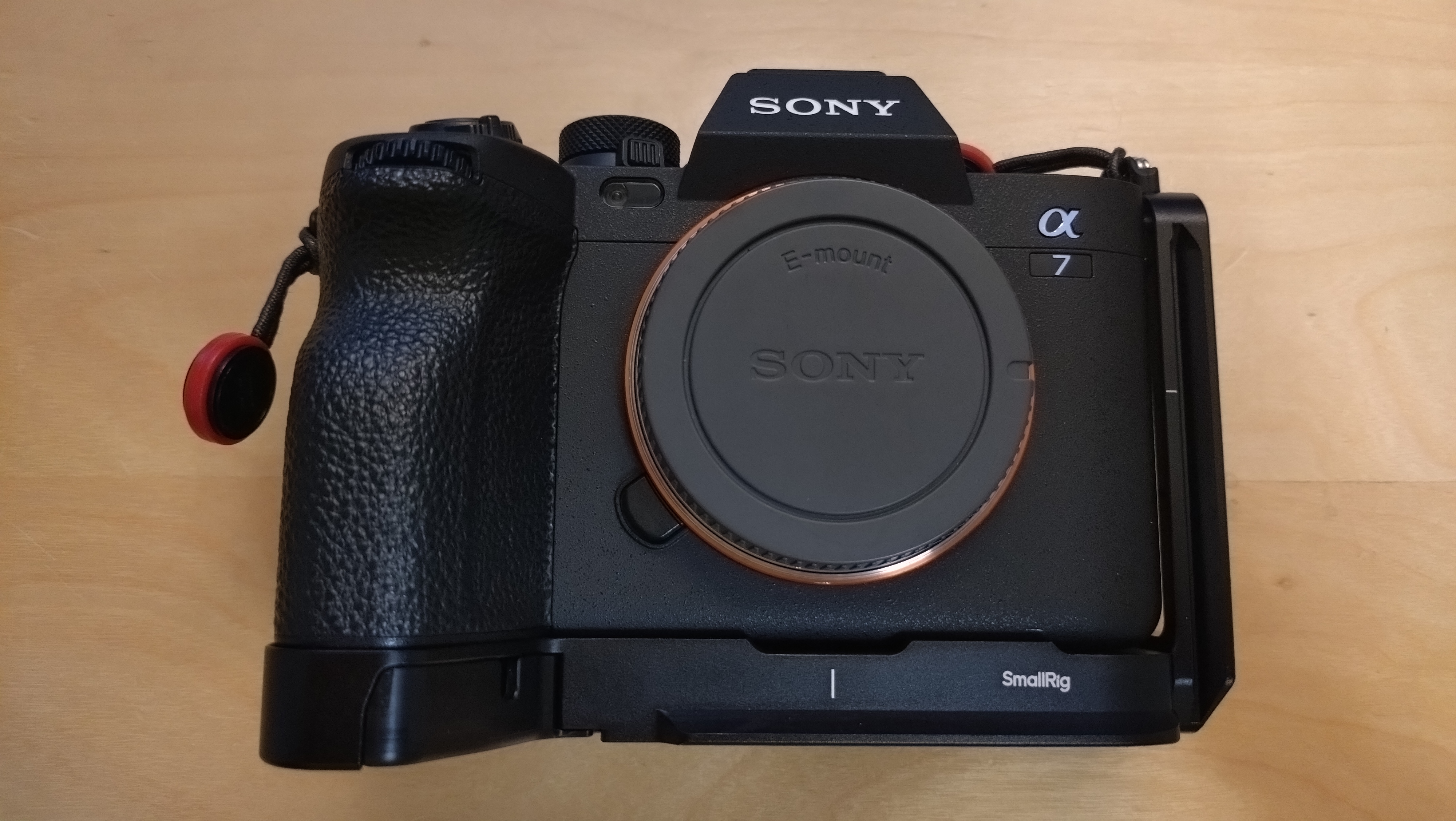 L-Shaped Mount Plate with AirTag Slot for Sony | SmallRig