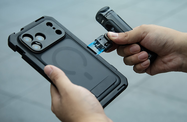 Cage Kit for iPhone 17 Pro/Pro Max: Mobile Dual Handheld Phone